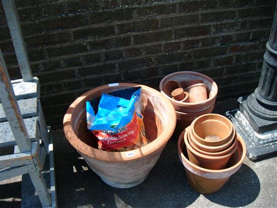 Qty terracotta pots